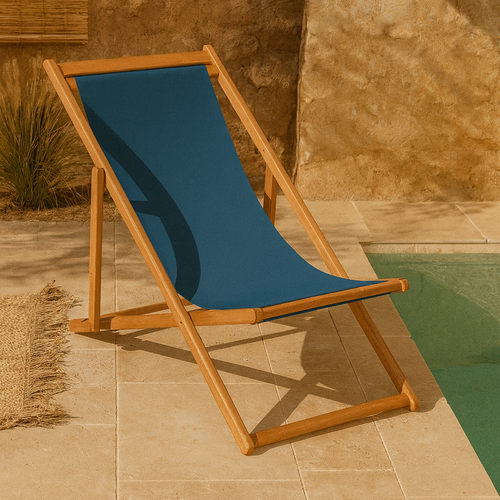 Andrea Bizzotto Noemi relax sedia sdraio blu da esterno in naturale ambientato in spazio living con arredi coordinati