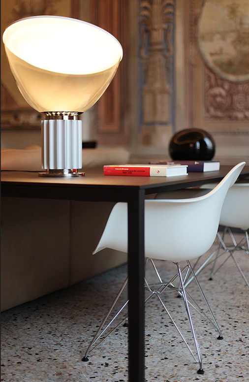 Flos TACCIA small lampada da tavolo luce indiretta riflessa spenta, dettaglio del corpo lampada e dei materiali
