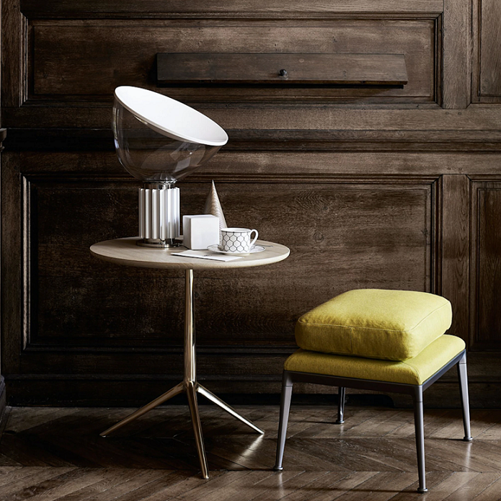 Flos TACCIA small lampada da tavolo luce indiretta riflessa accesa in ambiente, design e diffusione della luce
