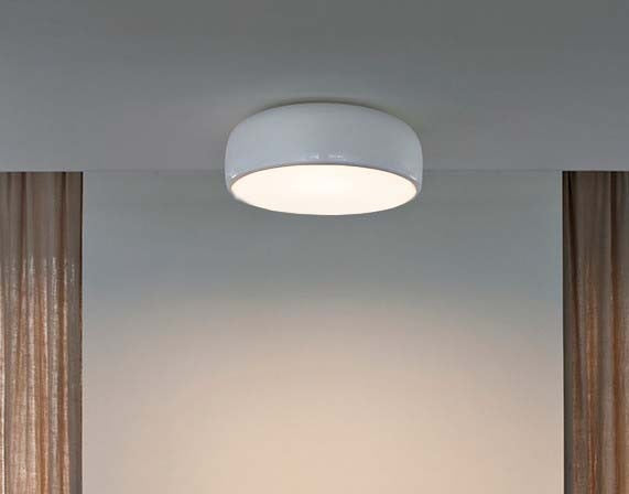 Flos Smithfield Ceiling Pro Lampada 60 cm a soffitto Bianco in alluminio accesa in ambiente, design e diffusione della luce