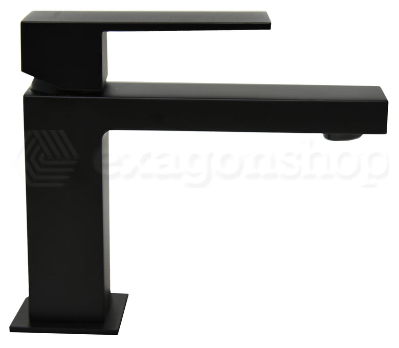 Miscelatore per lavabo con scarico click clack nero opaco ambientato su piano bagno con accessori - Teorema