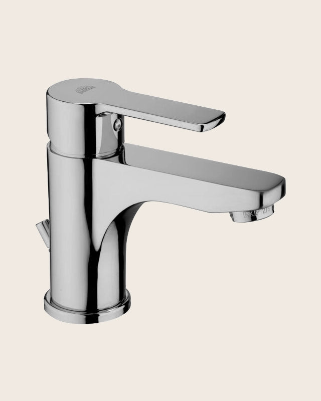Paffoni Red Miscelatore Lavabo con scarico automatico cromo Cromato ambientato su piano bagno con accessori
