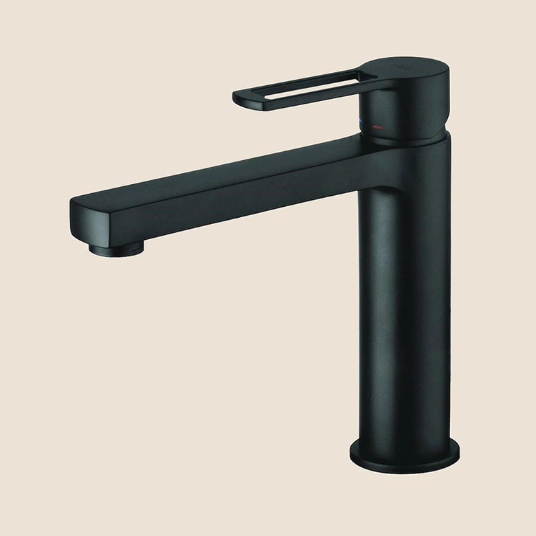 Paffoni Ringo Rin074 Miscelatore lavabo senza scarico Nero in opaco ambientato su piano bagno con accessori