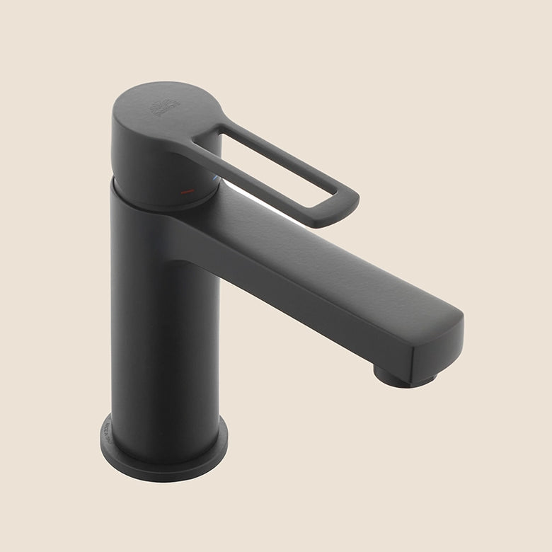 Paffoni Ringo Rin071 Miscelatore lavabo Monocomando Senza in opaco ambientato su piano bagno con accessori