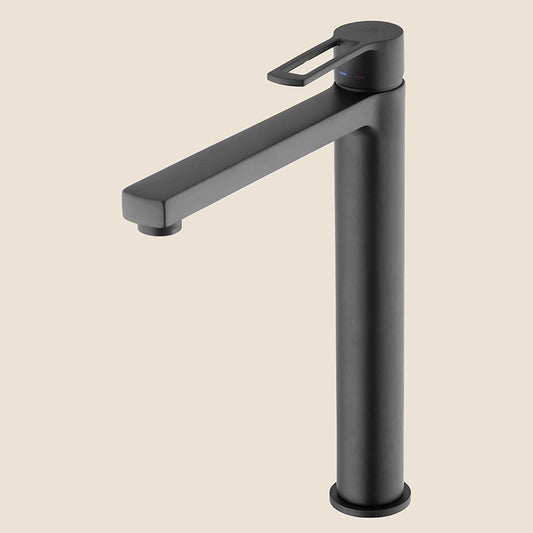 Paffoni Ringo Rin085 Miscelatore Lavabo alto Prolungato Con in opaco ambientato su piano bagno con accessori