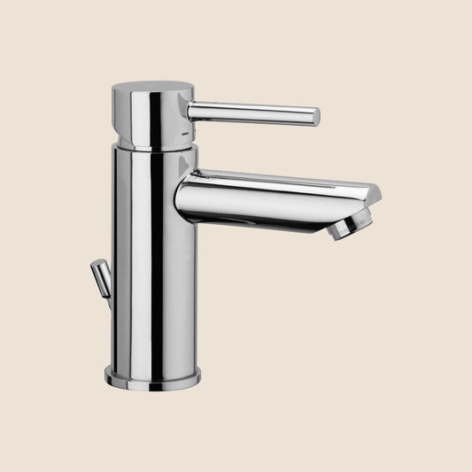 Paffoni Stick Miscelatore lavabo Energy Water Saving ambientato su piano bagno con accessori