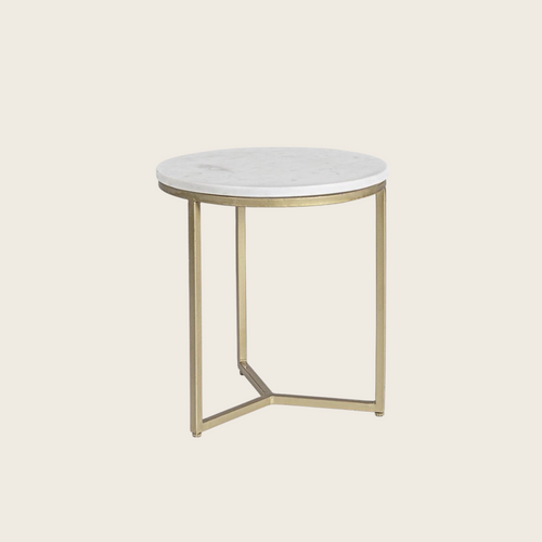Andrea Bizzotto Phoenix tavolino in marmo e acciaio oro Marmo Bianco in marmo naturale ambientato in spazio living con...