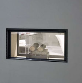 Antonio Lupi Filoskemab100 termocamino bifacciale a legna Nero accesa in soggiorno, fiamma visibile attraverso il vetro...