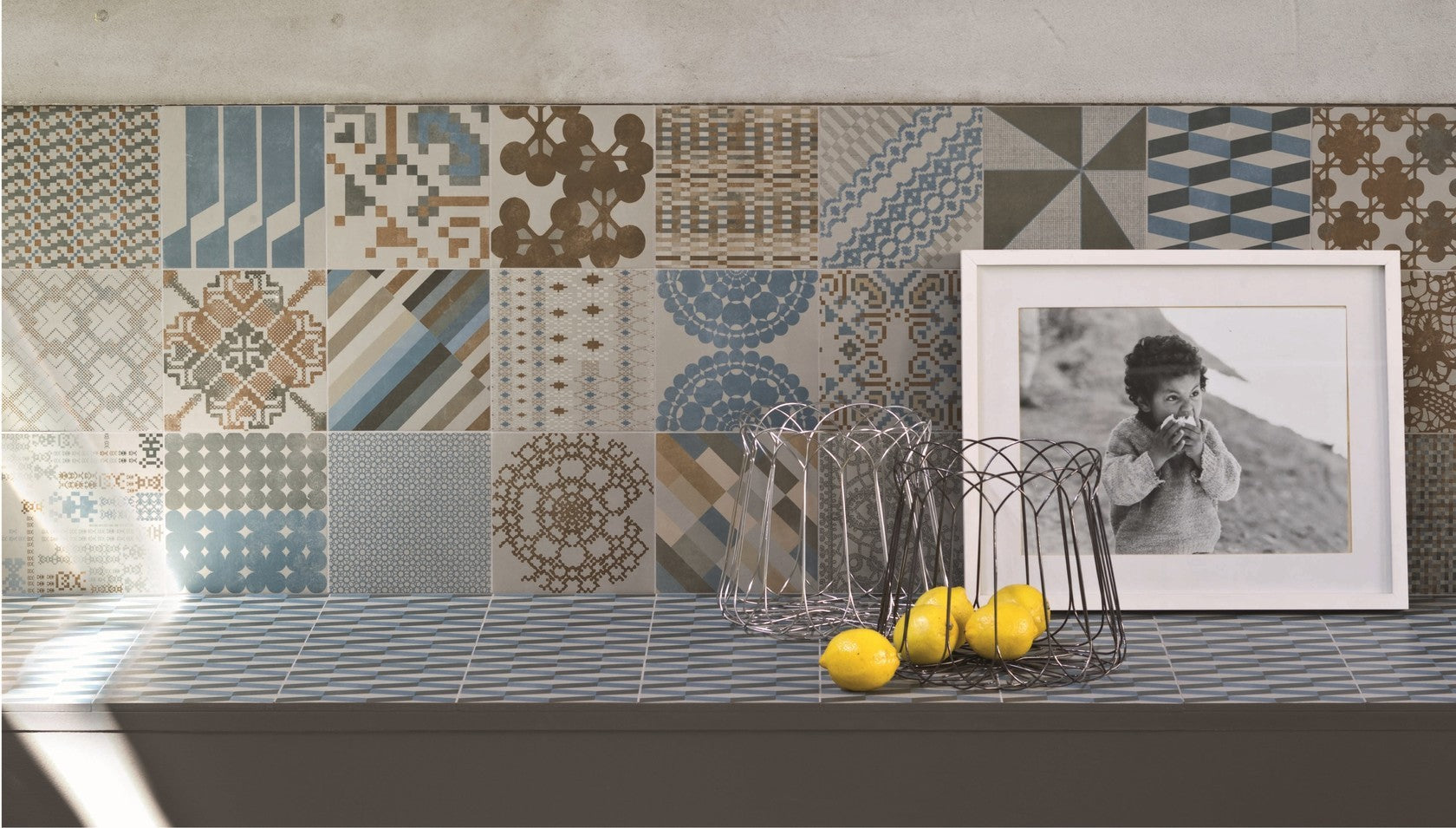 Rivestimento decoro 20x20 grigio Combination Azulej PUACM02 Grigio 27 Pattern posata in ambiente arredato, dettaglio...