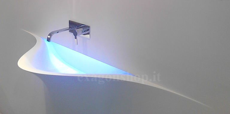 Antonio Lupi Lavabo Incasso 178 cm con illuminazione in in corian ambientato su piano bagno con accessori - Antonio Lupi...