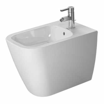 Bidet A Pavimento Filo Parete Monoforo Bianco Happy D2 ambientato su piano bagno con accessori