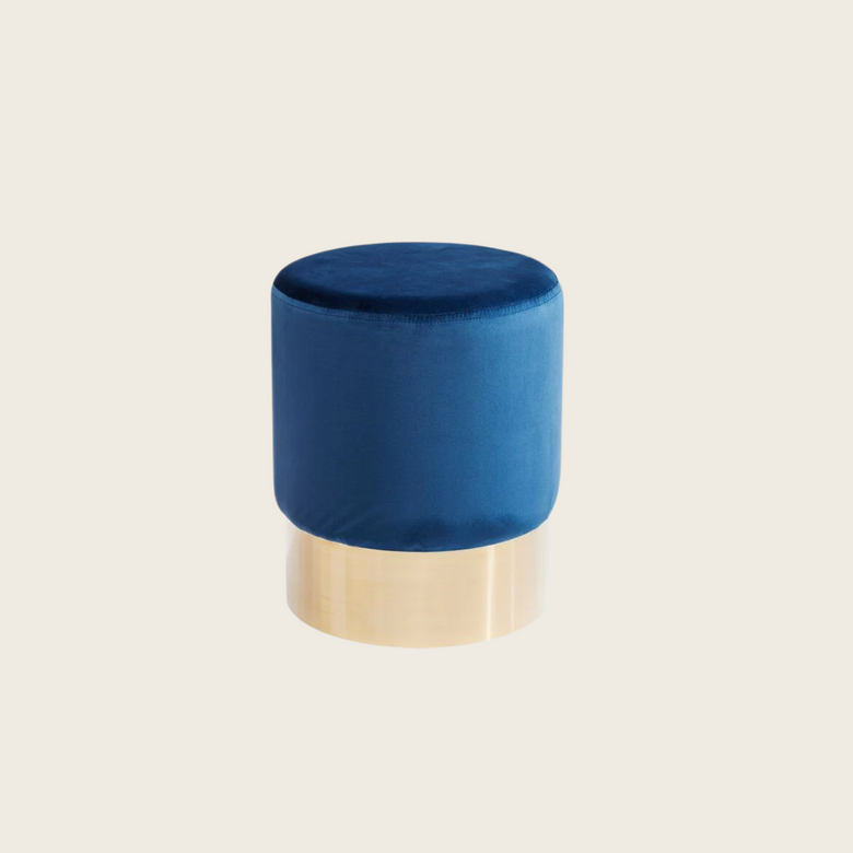 Cherry pouf 35 cm effetto velluto blu glamour con fascia in ottone ambientato in spazio living con arredi coordinati...