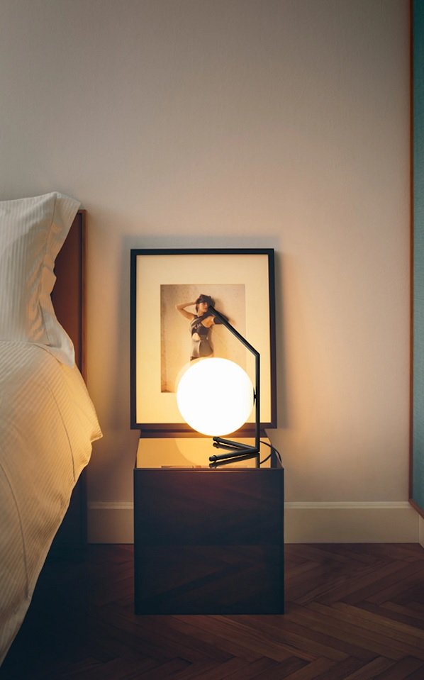 Flos IC Lights Table 1 Low Lampada da tavolo nero, vista posteriore con attacco elettrico
