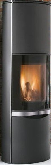 Stufa A Legna con accumulo aria focolare Magnofix After Nera, dettaglio del pannello comandi e della bocca di carico