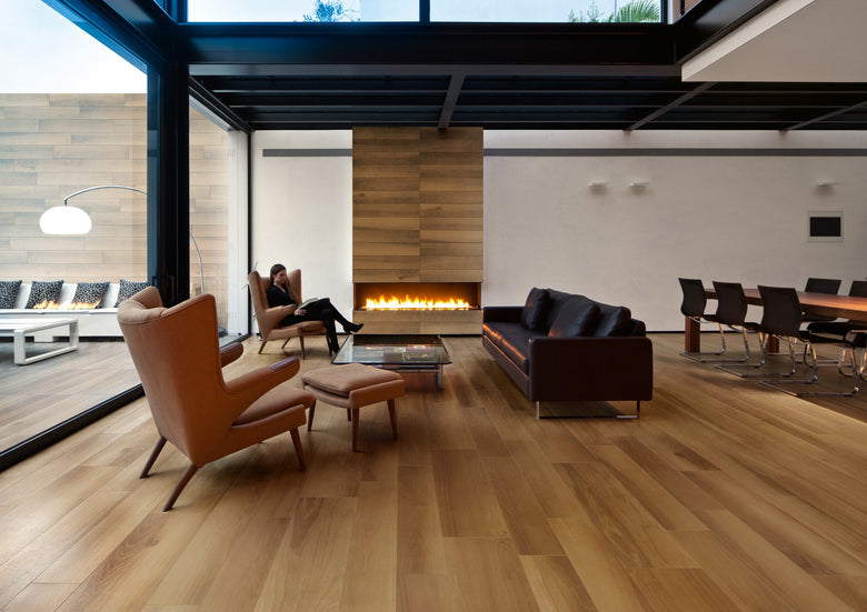Pavimento 20x120 effetto parquet Rettificato Nordico Life in gres porcellanato e rovere, superficie e texture ravvicinata...