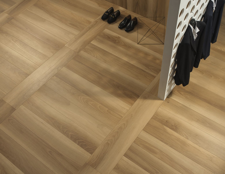 Pavimento 20x120 effetto parquet Rettificato Nordico Life posata in ambiente arredato, dettaglio della venatura