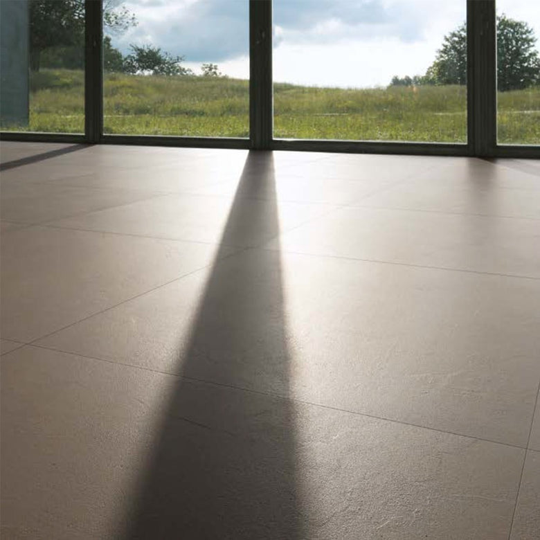 Pavimento Rivestimento 90x90 effetto cemento rettificato in in ambientazione completa, vista d'insieme della stanza...