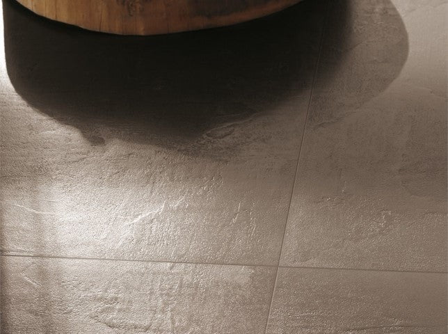 Pavimento Rivestimento 90x90 effetto cemento rettificato in posata in ambiente arredato, dettaglio della venatura - Cotto...