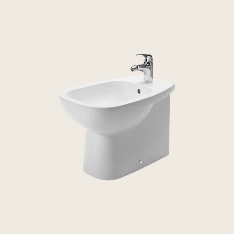 Bidet filo muro Monoforo Con Troppo Pieno Bianco rubinetto ambientato su piano bagno con accessori
