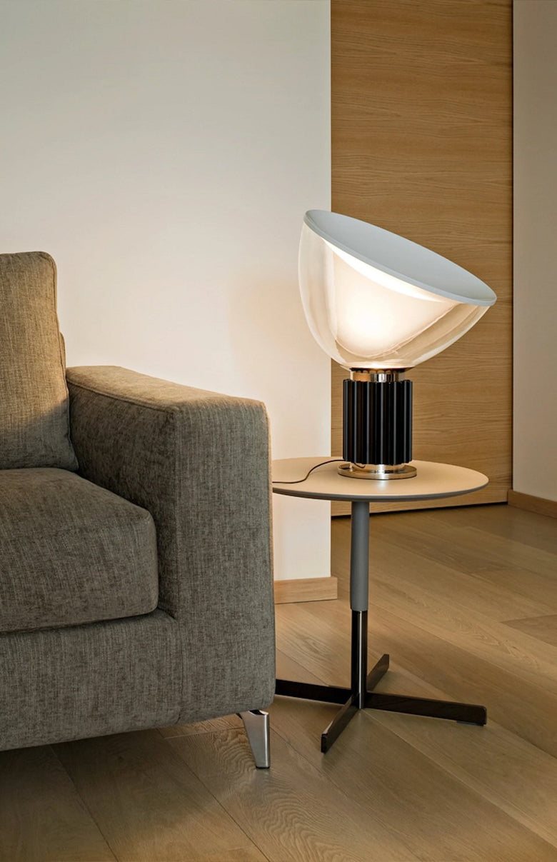 Flos Taccia Lampada da tavolo nero con dimmer accesa in ambiente, design e diffusione della luce