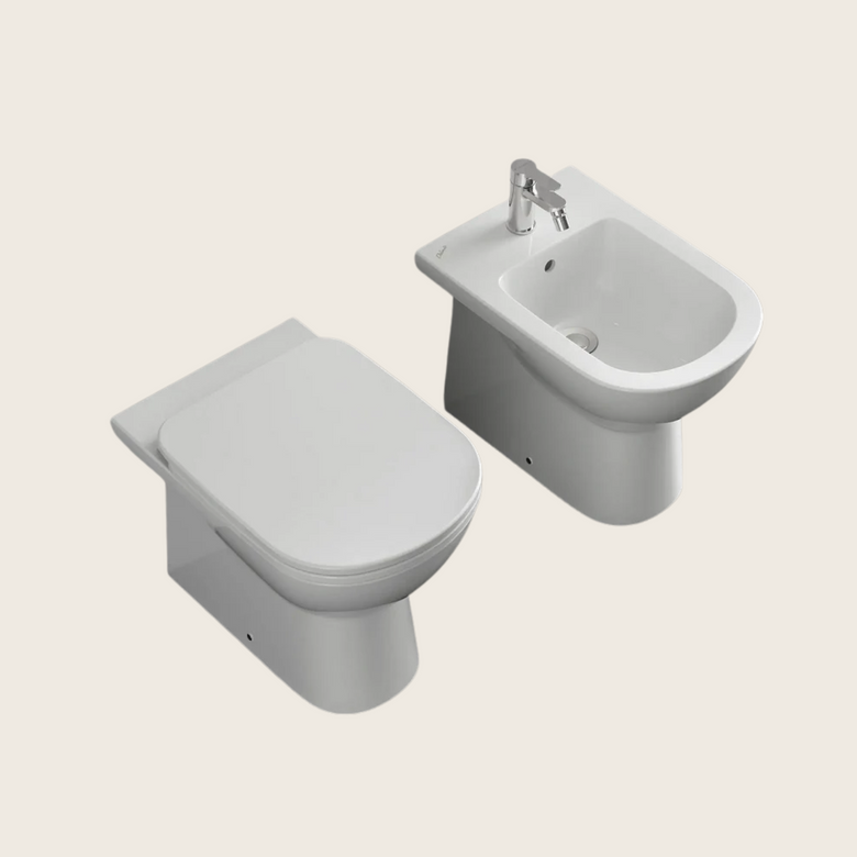 Ceramica Dolomite Gemma 2 Coppia Sanitari Filo Muro Wc ambientato su piano bagno con accessori