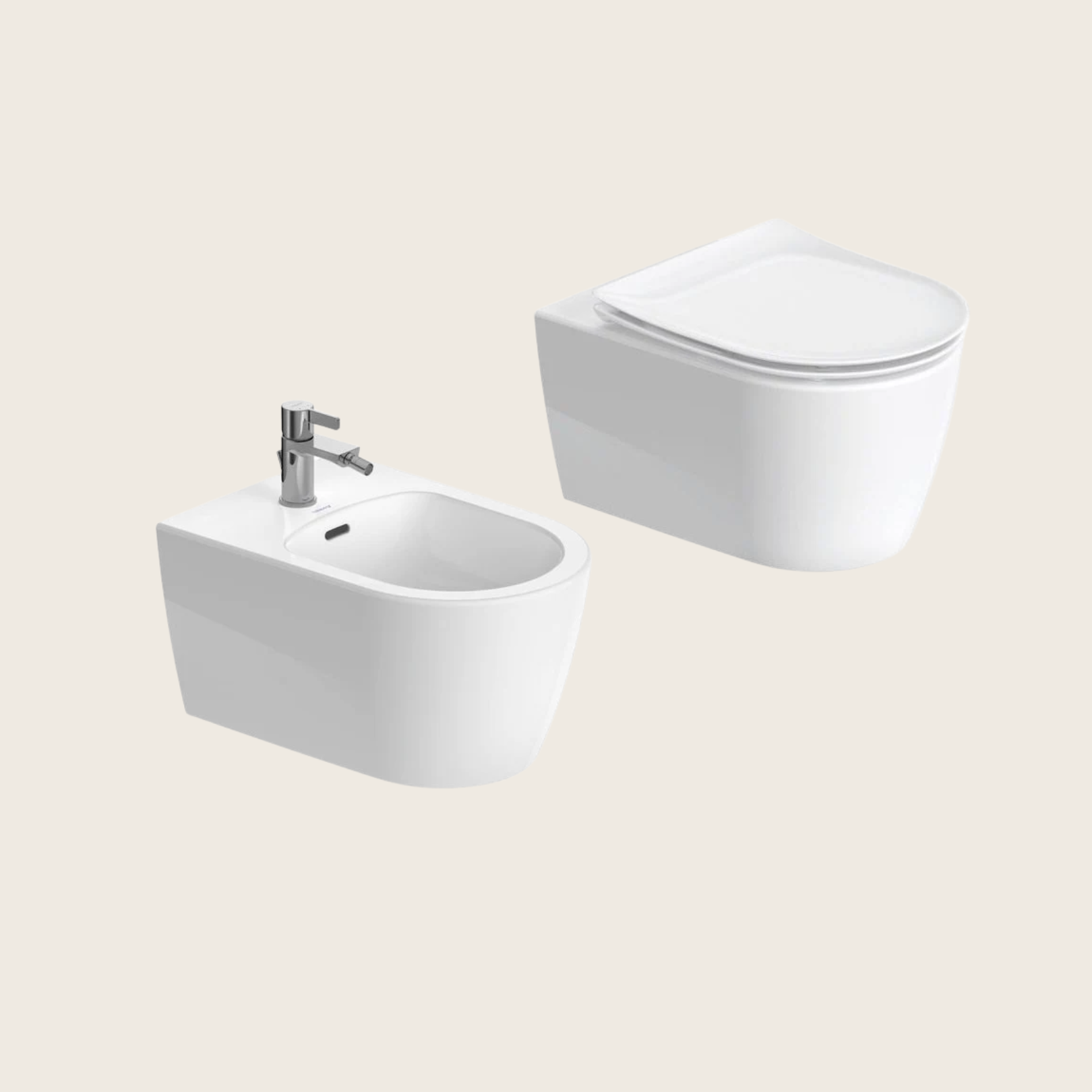Coppia sanitari vaso e bidet sospesi senza brida con sedile ambientato su piano bagno con accessori