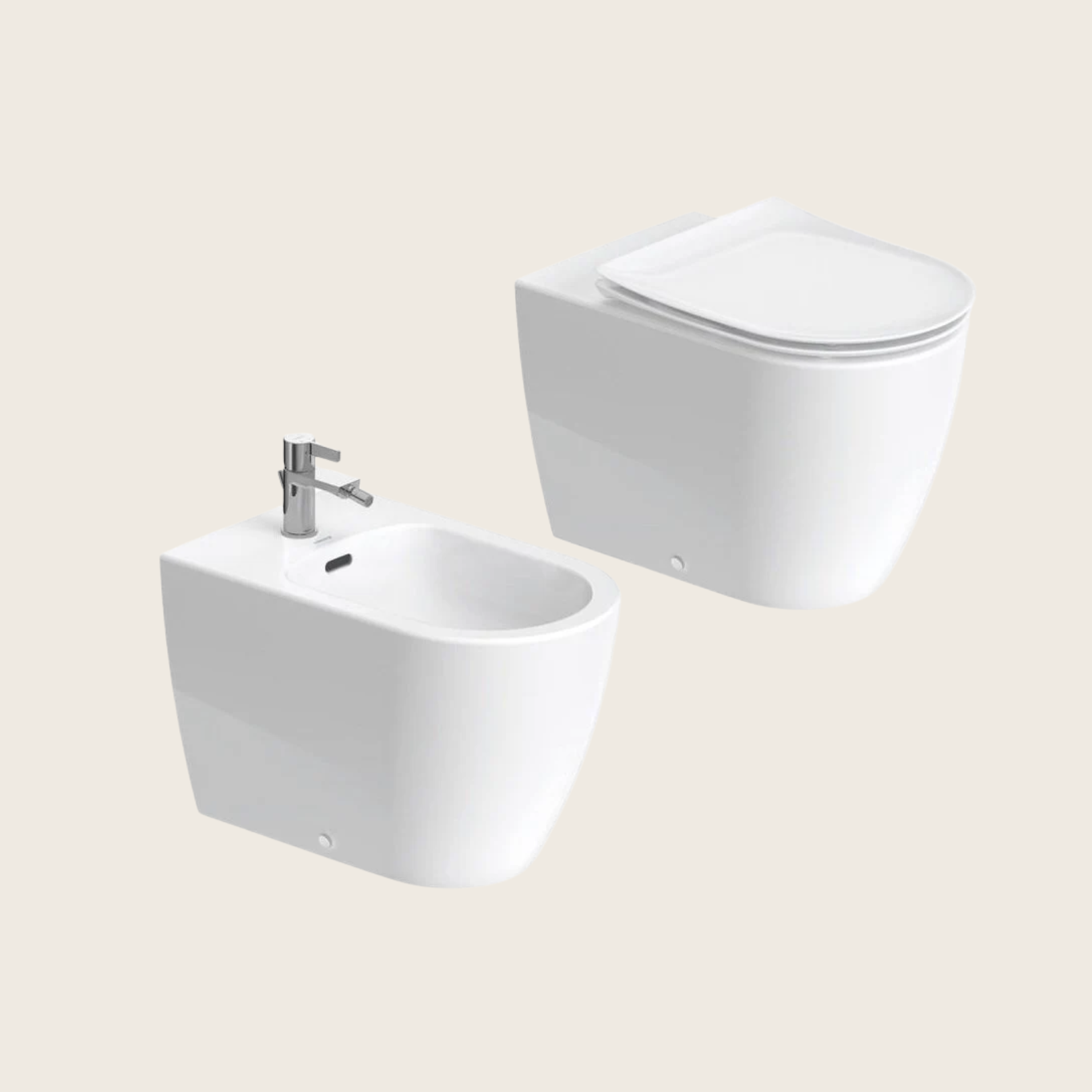 Coppia sanitari filo muro a pavimento senza brida con ambientato su piano bagno con accessori