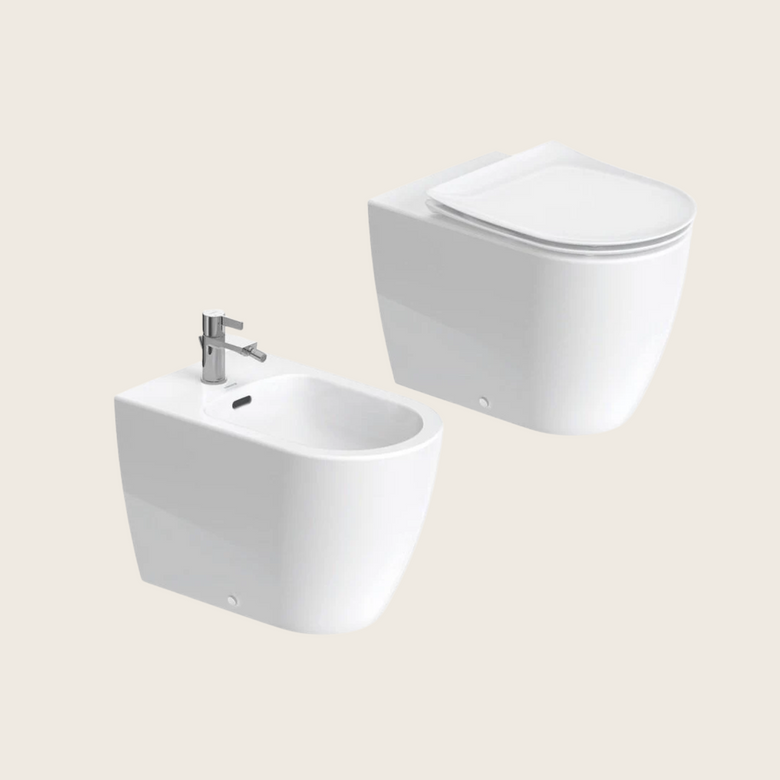 Coppia sanitari filo muro a pavimento senza brida con ambientato su piano bagno con accessori
