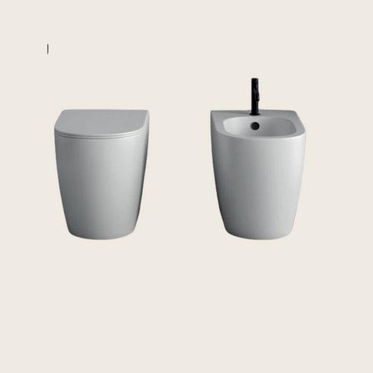 Coppia sanitari a terra bidet e wc senza brida scarico a parete con sedile soft close termoindurente bianco lucido Pin Nic Design