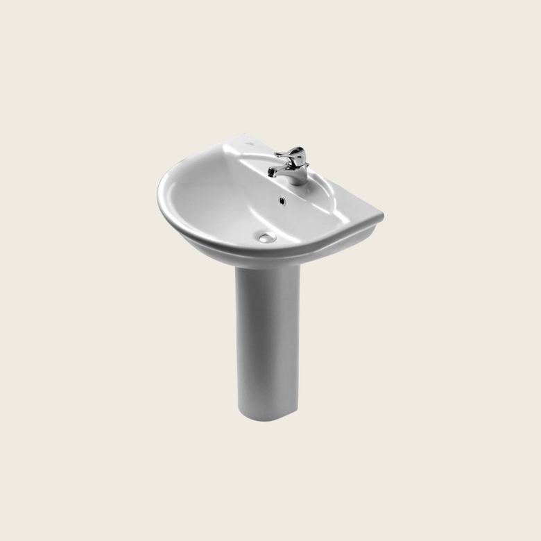 Lavabo a pavimento con colonna bianco Esedra Ideal Standard Bianco Lucido ambientato su piano bagno con accessori