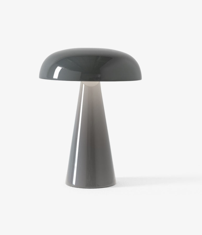 &Tradition Como SC53 Lampada ricaricabile stone blue accesa in ambiente, design e diffusione della luce