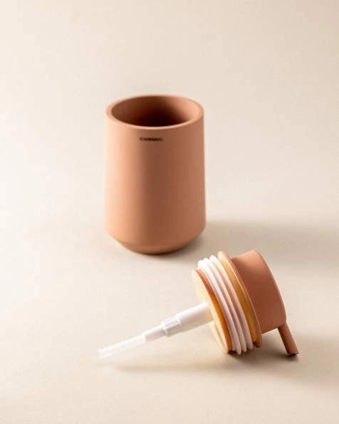 Cosmic Saona Dispenser sapone liquido mandarino, dettaglio ravvicinato del materiale e dell'aggancio - Industrias Cosmic