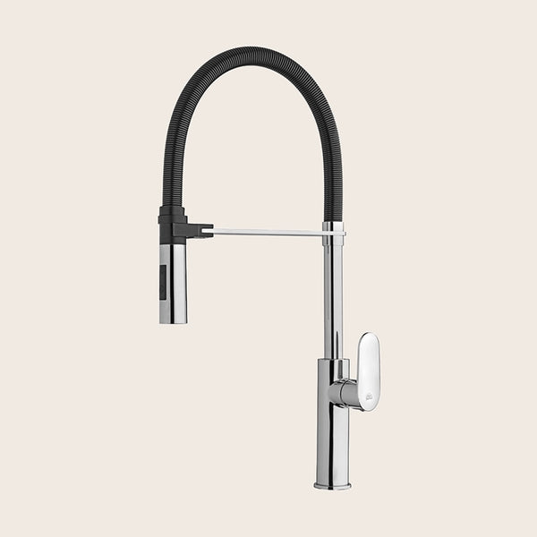 Paffoni Candy Ca179 miscelatore lavello professional con Cromo Nero Opaco installato su lavello, vista della bocca e...
