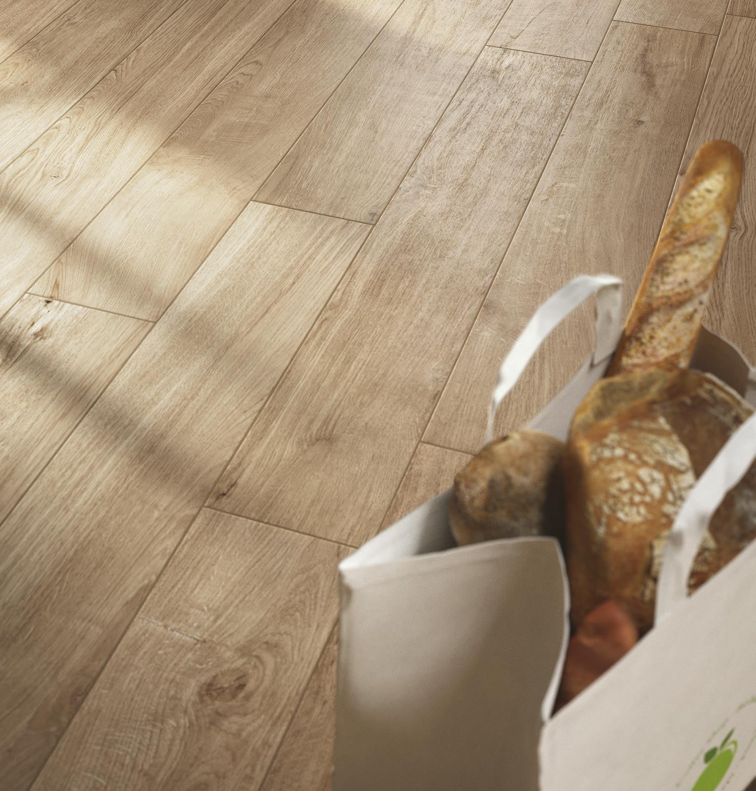 Pavimento 15x90 effetto parquet 8 mm in Gres Porcellanato, dettaglio ravvicinato della finitura e delle fughe
