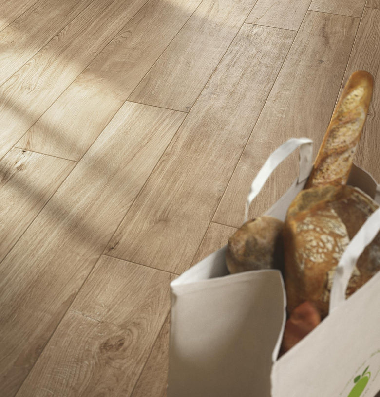 Pavimento 15x90 effetto parquet 8 mm in Gres Porcellanato, dettaglio ravvicinato della finitura e delle fughe