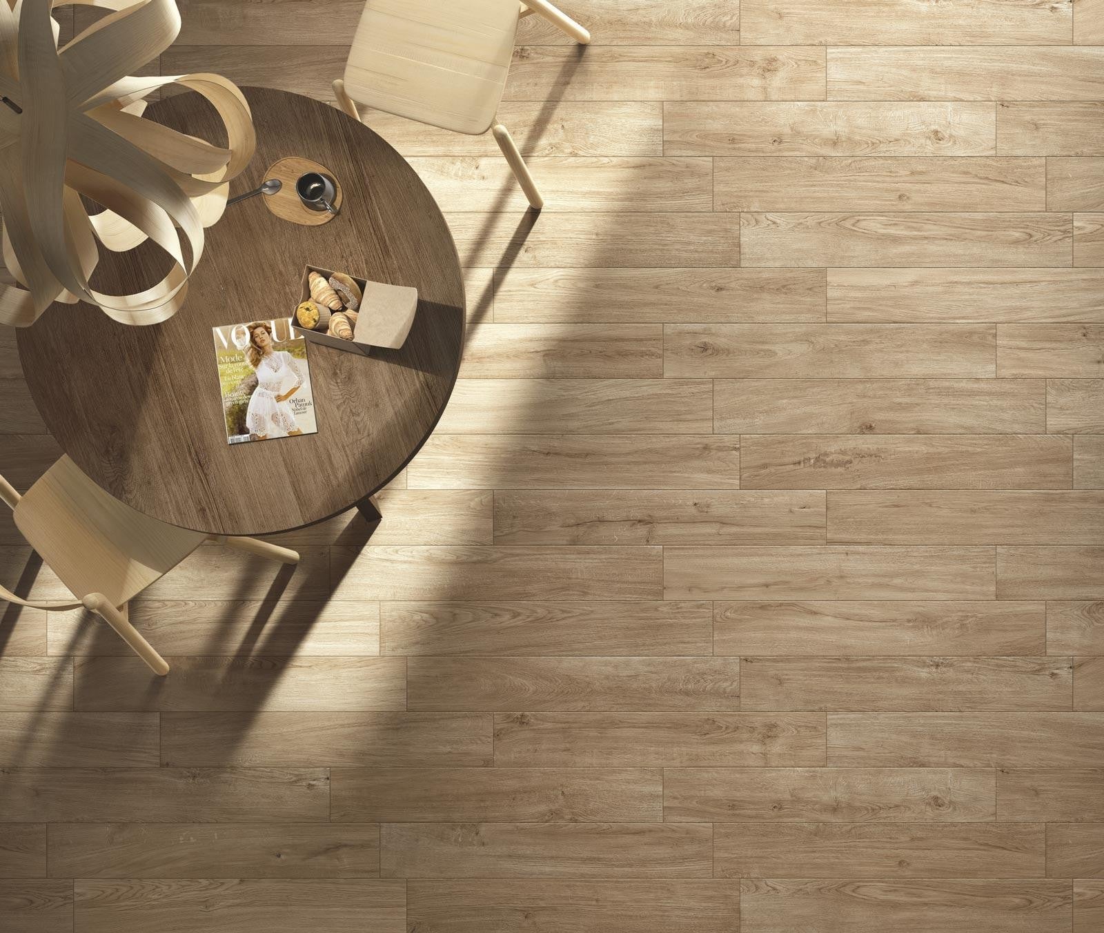 Pavimento 15x90 effetto parquet 8 mm in Gres Porcellanato in ambientazione completa, vista d'insieme della stanza