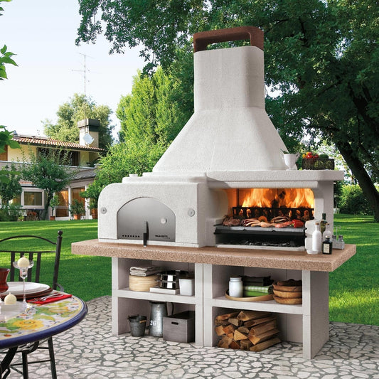 Palazzetti Gargano 3 barbecue a legna grezzo con forno accesa in soggiorno, fiamma visibile attraverso il vetro