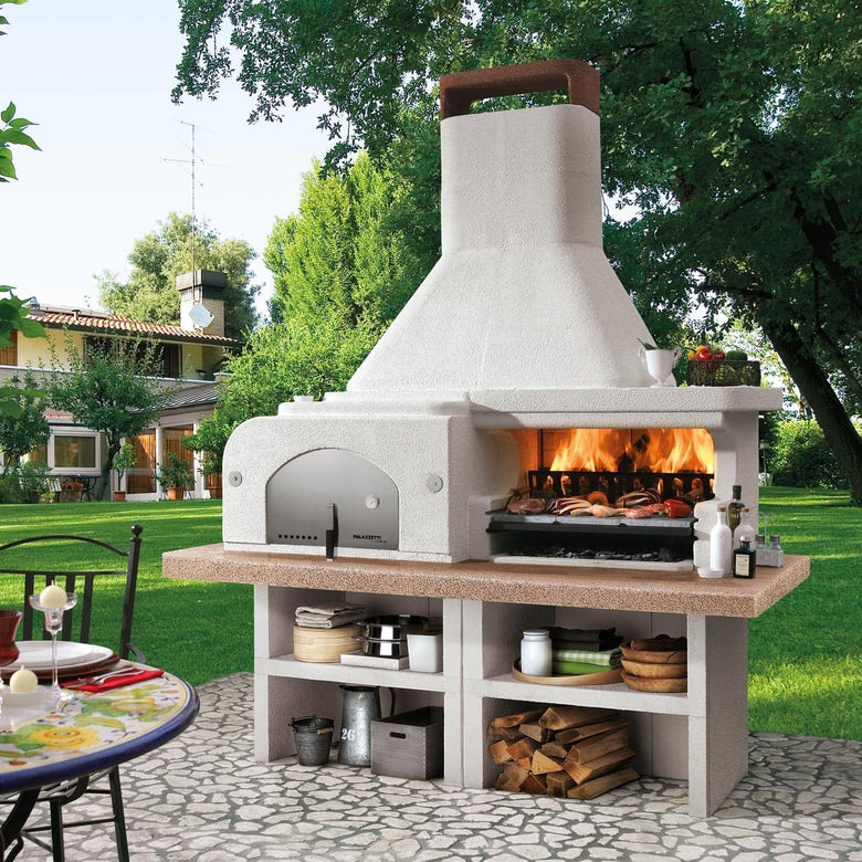 Palazzetti Gargano 3 barbecue a legna grezzo con forno accesa in soggiorno, fiamma visibile attraverso il vetro