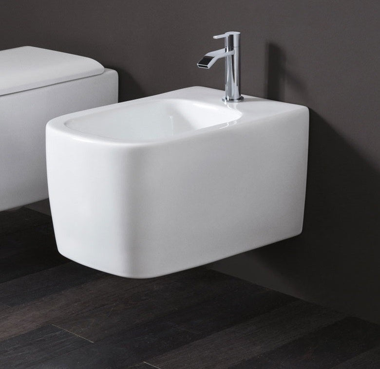Nic Design Semplice Bidet Sospeso Cm 53x35x29h Bianco Matt ambientato su piano bagno con accessori