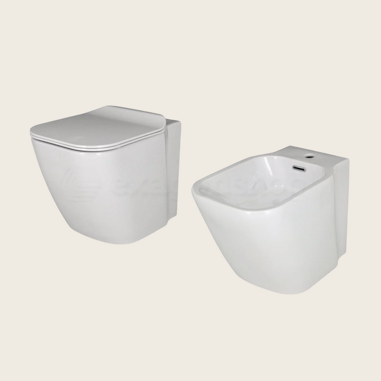 Coppia sanitari filo muro a pavimento bidet e vaso con Bianca Lucida in lucido ambientato su piano bagno con accessori