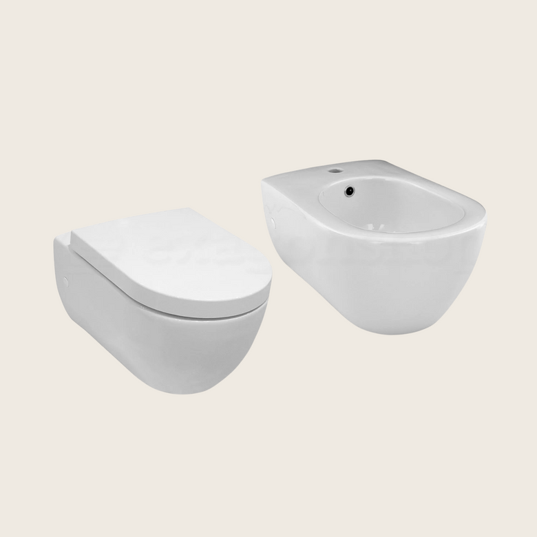 Coppia sanitari sospesi bidet e vaso con sedile rallentato Bianca Lucida, vista frontale su sfondo bianco