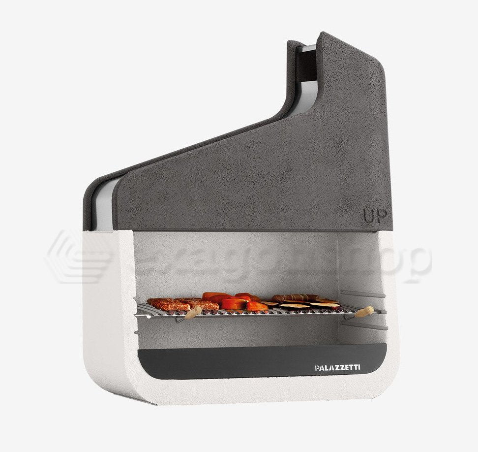 Palazzetti Up barbecue a legna grezzo in Marmotech bianco e accesa in soggiorno, fiamma visibile attraverso il vetro