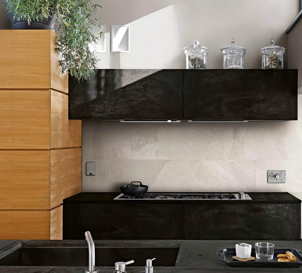 Pavimento rivestimento 30x60 effetto pietra da esterno Bianco posata in ambiente arredato, dettaglio della venatura