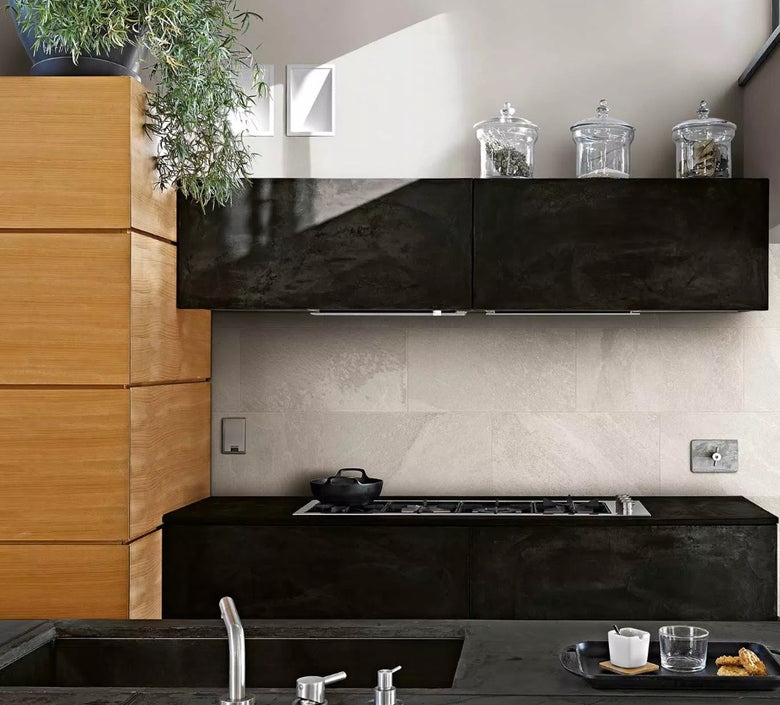Pavimento rivestimento 30x60 effetto pietra da esterno Bianco posata in ambiente arredato, dettaglio della venatura