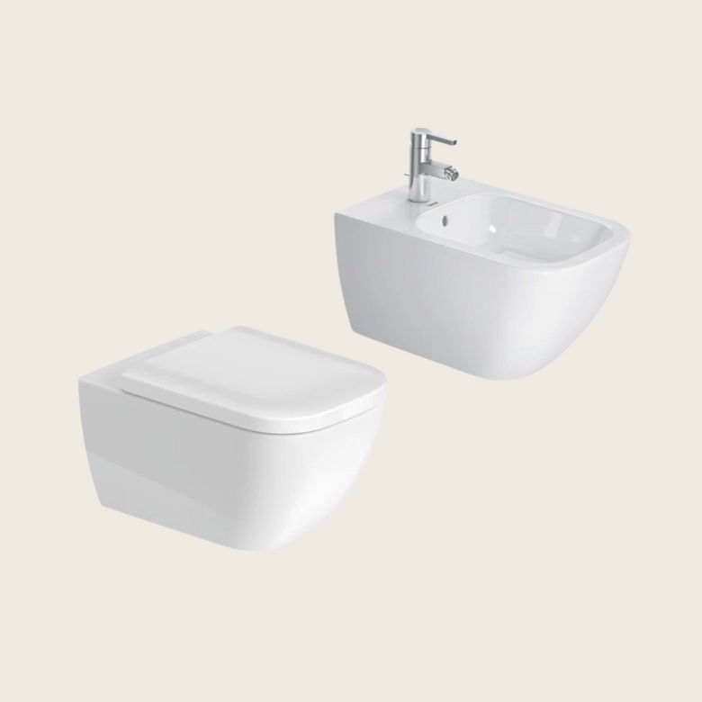 Duravit Happy D2 coppia sanitari sospesi wc senza brida con 00 Bianco in ceramica ambientato su piano bagno con accessori