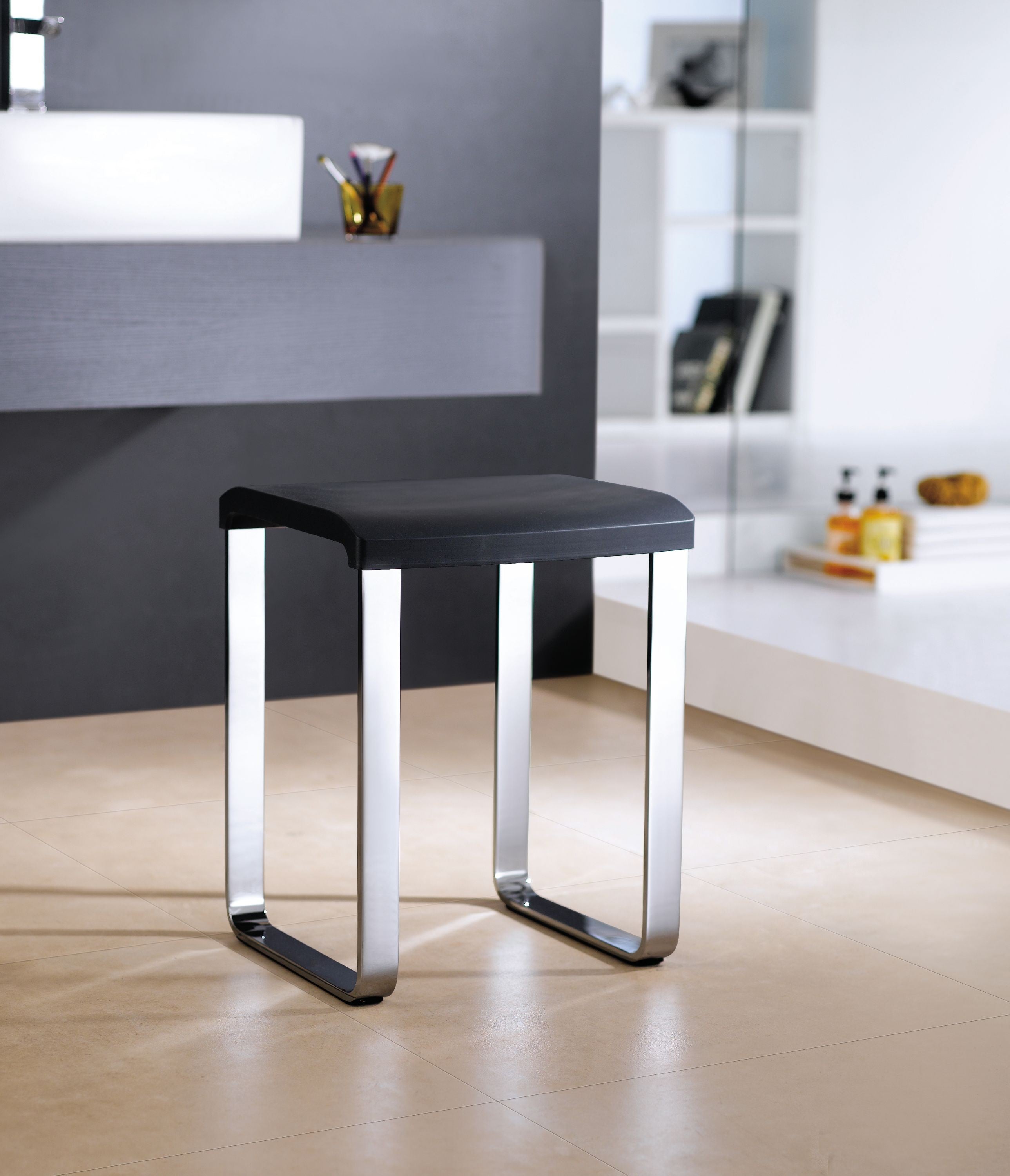 Sgabello bagno nero antiscivolo Novellini SED02Q-H montato a parete, vista del design e della finitura