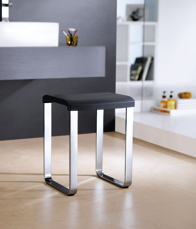 Sgabello bagno nero antiscivolo Novellini SED02Q-H montato a parete, vista del design e della finitura