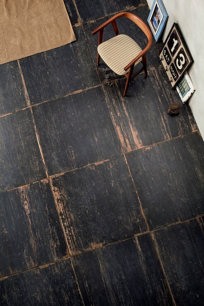 Pavimento rivestimento 60x60 Effetto Legno Invecchiato In posata in ambiente arredato, dettaglio della venatura