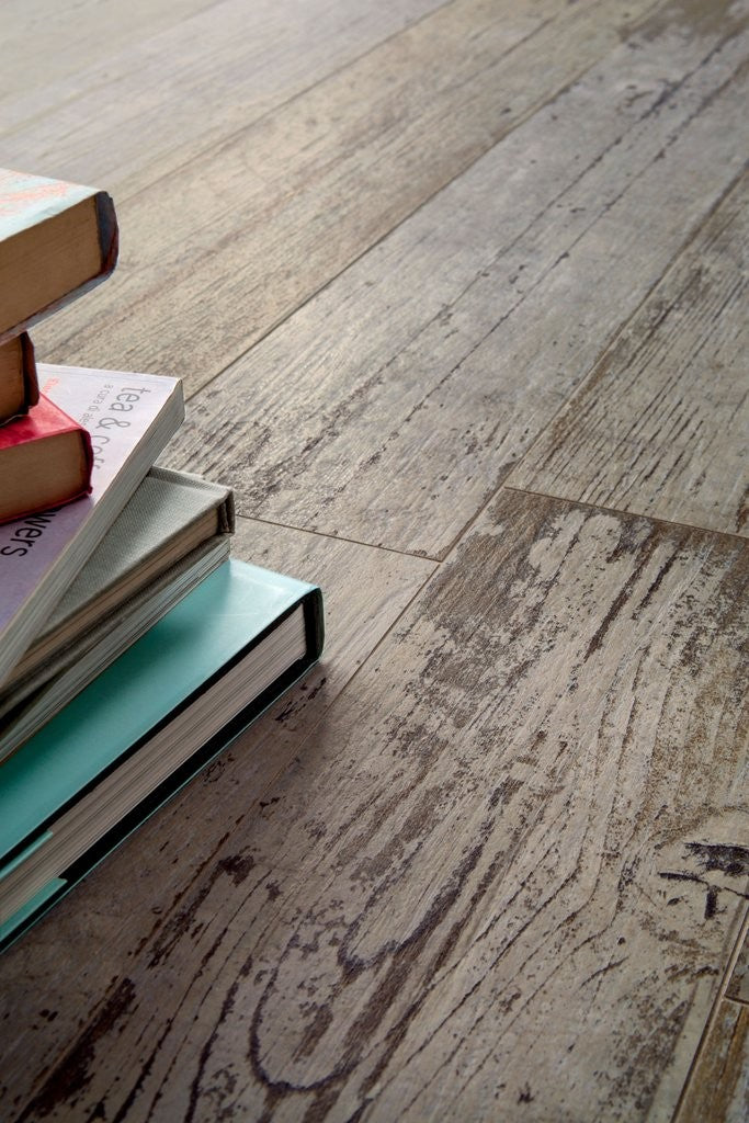 Pavimento rivestimento 15x120 Effetto Legno Verniciato posata in ambiente arredato, dettaglio della venatura