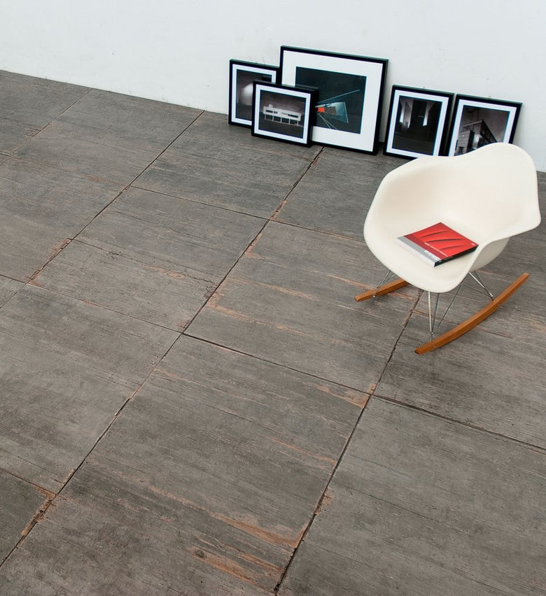 Pavimento rivestimento 60x60 Effetto Legno Invecchiato in posata in ambiente arredato, dettaglio della venatura